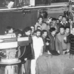 Studioul 4, TVR, 22 decembrie 1989. Poetul Mircea Dinescu și actorul Ion Caramitru, înconjurați de revoluționari, anunță căderea dictaturii Ceaușescu