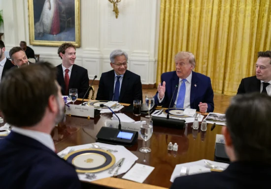 Trump a făcut marele pariu pe AI. Dacă se înșală, consecințele pot fi catastrofale