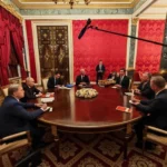 Putin i-a lăsat să aștepte, le-a vorbit despre pace și le-a promis afaceri. Ce au obținut emisarii lui Trump la Kremlin