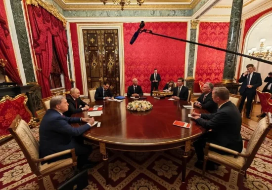 Putin i-a lăsat să aștepte, le-a vorbit despre pace și le-a promis afaceri. Ce au obținut emisarii lui Trump la Kremlin