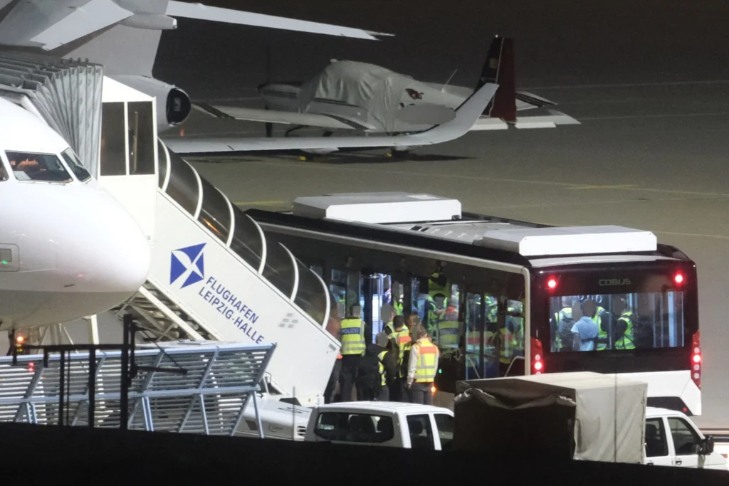Cine ar fi adus drona cu explozibil pe aeroportul din Leipzig. ADN-ul duce la doi bărbați cu pașapoarte rusești