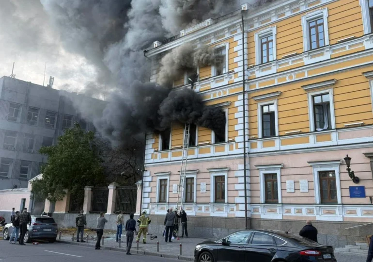 <span style="color:#990000;">Ziua 1679</span> Macron acuză barbaria Rusiei. Putin mărește trupele și ascunde datele despre petrol. Banii pentru 30 de ani de învățământ, aruncați în război