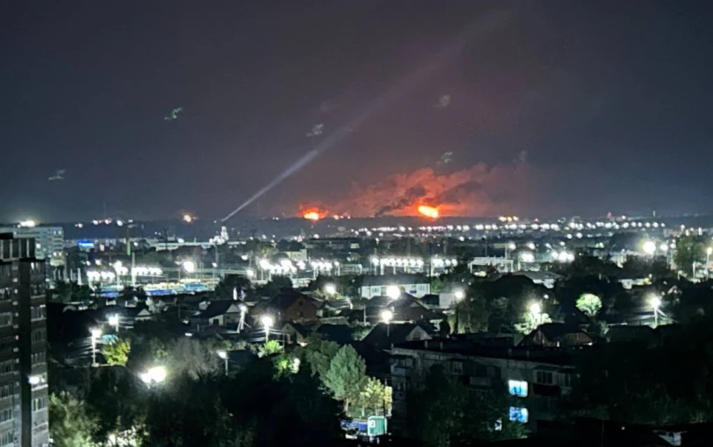 Ziua 1665 Țintele energetice, atacate și după apelul lui Trump: Ucraina lovește o rafinărie, rușii iau la țintă benzinăriile din Kiev. Au ajuns moaștele pe front (Video)