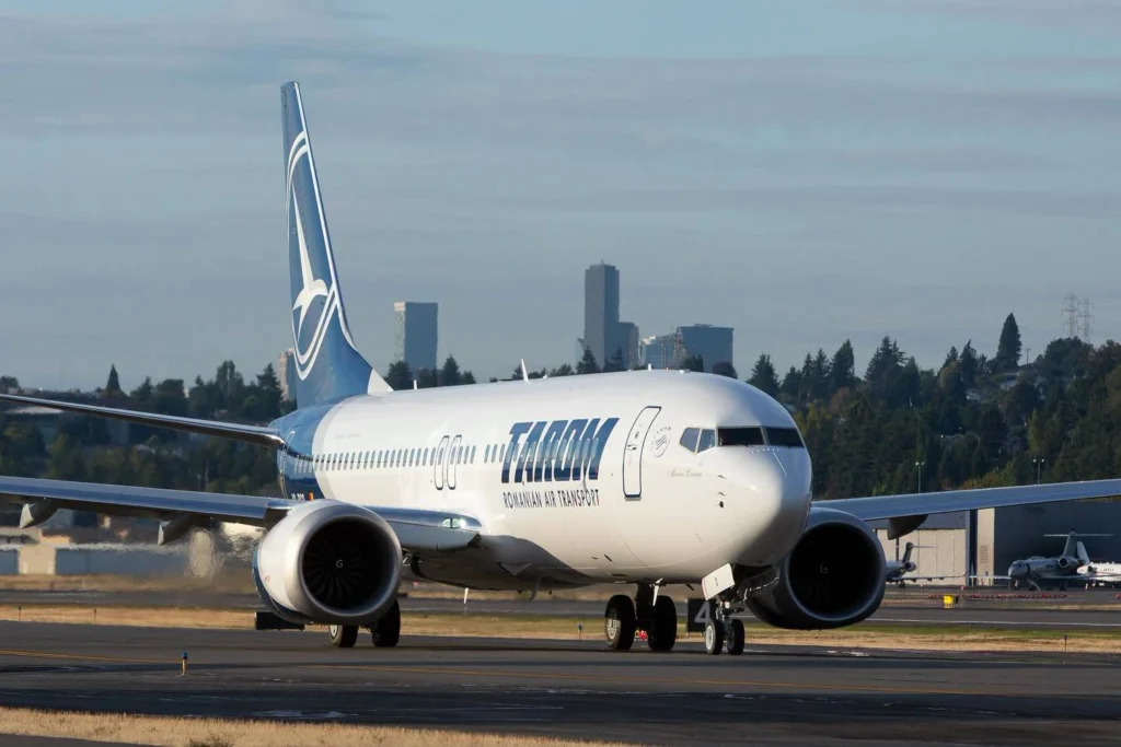 Momentul botezului pentru primul avion Boeing 738 Max 8 din flota TAROM. Se numește Mircea Lucescu (Video)
