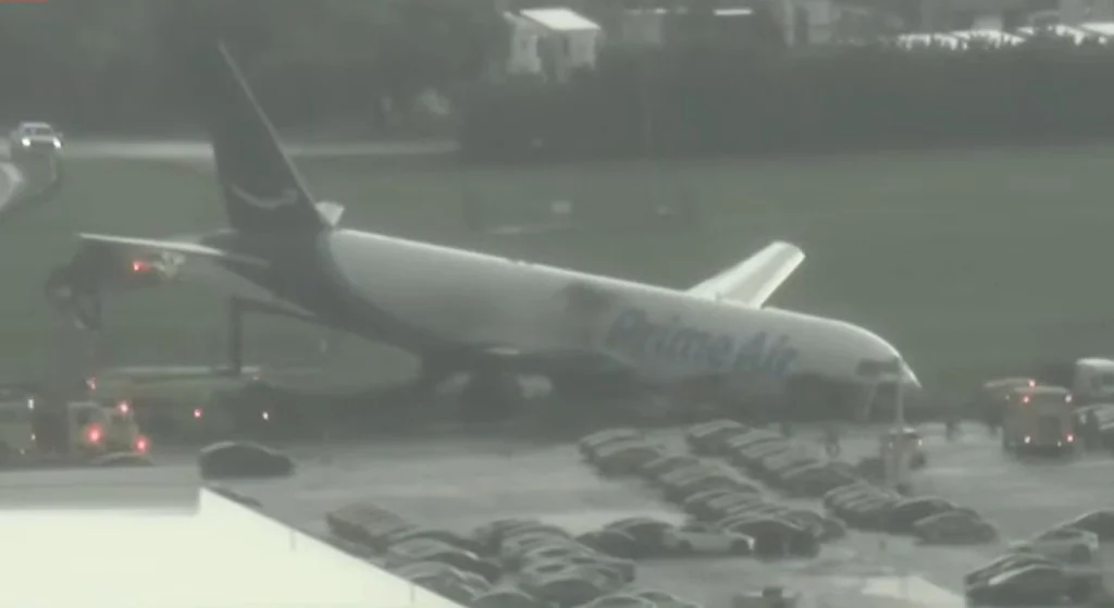 Accident grav pe aeroportul din Miami: Un avion cargo Amazon a ieșit de pe pistă și a lovit mai multe mașini. Cel puțin 5 morți (Video)
