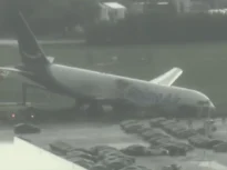 Accident grav pe aeroportul din Miami: Un avion cargo Amazon a ieșit de pe pistă și a lovit mai multe mașini. Cel puțin 5 morți (Video)