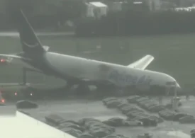 Accident grav pe aeroportul din Miami: Un avion cargo Amazon a ieșit de pe pistă și a lovit mai multe mașini. Cel puțin 5 morți (Video)