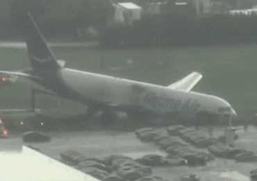 Accident grav pe aeroportul din Miami: Un avion cargo Amazon a ieșit de pe pistă și a lovit mai multe mașini. Cel puțin 5 morți (Video)