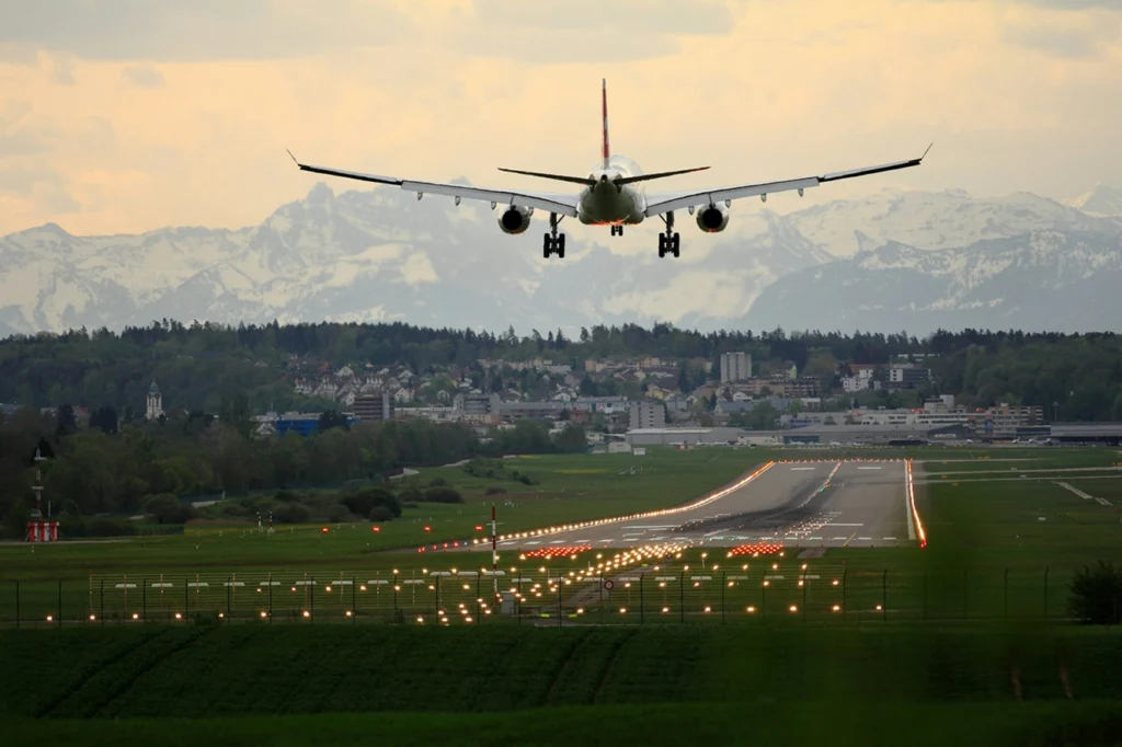 Prima țară care își întoarce din drum avioanele după ce Zelenski a anunțat că spațiul aerian al Rusiei va fi „de facto închis”