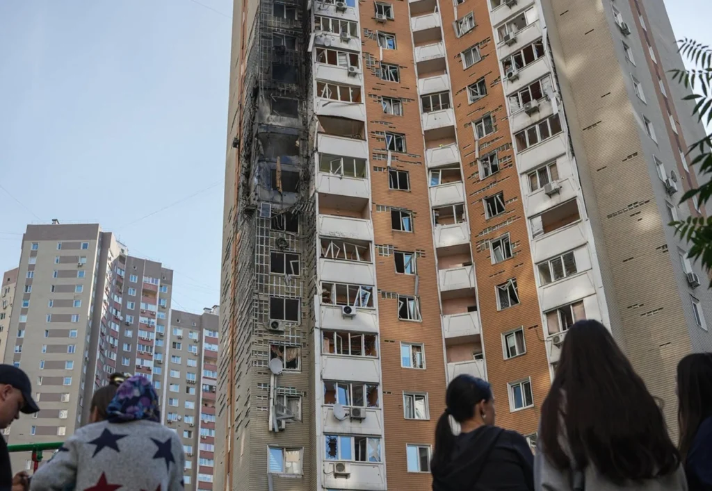 Ziua 1659 Bloc din Kiev, lovit de dronă. Atac mortal la granița Moldovei. Putin plănuiește o iarnă de foc. Kremlinul invită Europa să ia gaze din Rusia