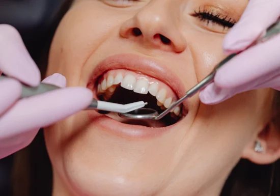 O problemă frecventă a gingiilor, legată de un risc crescut de Alzheimer