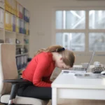 UE pregătește noi reguli pentru protejarea angajaților de burnout și stres. Ce obligații ar putea avea angajatorii