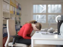 UE pregătește noi reguli pentru protejarea angajaților de burnout și stres. Ce obligații ar putea avea angajatorii