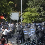 Fanii lui Călin Georgescu au blocat mașinile și tramvaiele din centrul Capitalei. Protestul zilei, în imagini (Foto & Video)