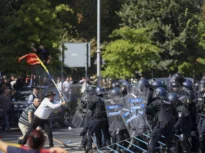 Fanii lui Călin Georgescu au blocat mașinile și tramvaiele din centrul Capitalei. Protestul zilei, în imagini (Foto & Video)