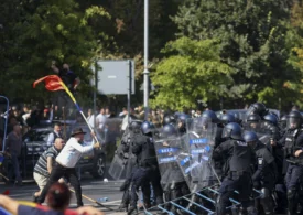Fanii lui Călin Georgescu au blocat mașinile și tramvaiele din centrul Capitalei. Protestul zilei, în imagini (Foto & Video)