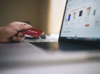 Site-uri false copiază magazine cunoscute și le cer cumpărătorilor datele bancare. Cum recunoști capcana