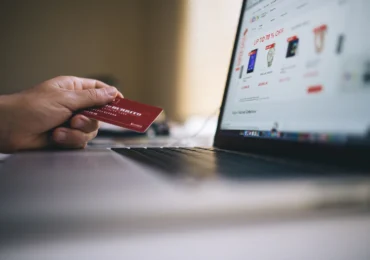 Site-uri false copiază magazine cunoscute și le cer cumpărătorilor datele bancare. Cum recunoști capcana