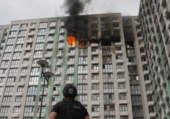 <span style="color:#990000;">Ziua 1651</span> A șasea zi de lovituri la Kiev. Parlamentul Ucrainei se mută în subteran, ambasadoarea UE doarme în baie. Cele mai sângeroase luni. Port la Marea Baltică, în flăcări (Video)