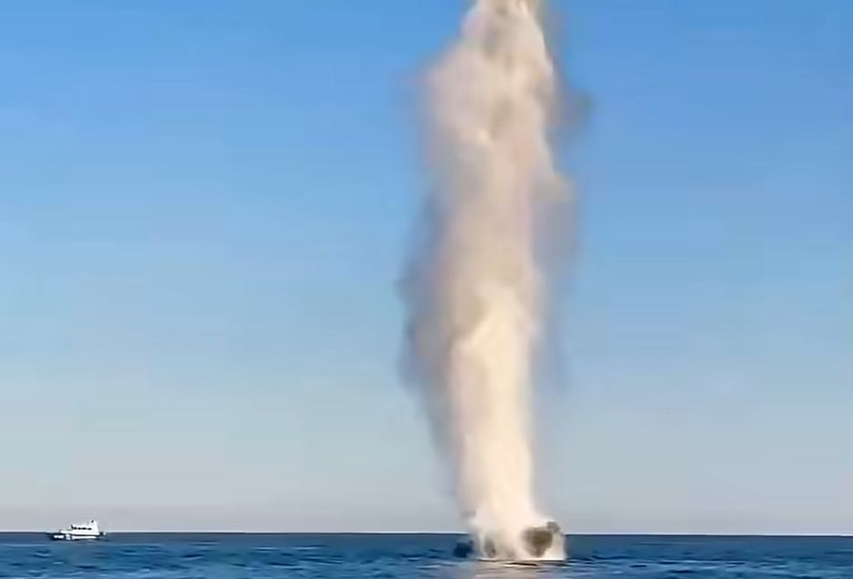 Două fragmente de drone cu încărcătură explozivă, explodate în largul Sulinei (Video)