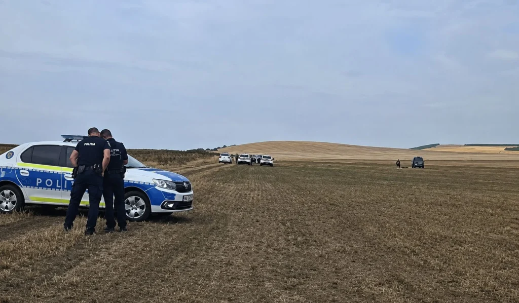 Dronă prăbușită găsită pe un câmp din Vaslui. Ar putea avea explozibil la bord, intervin pirotehniștii SRI