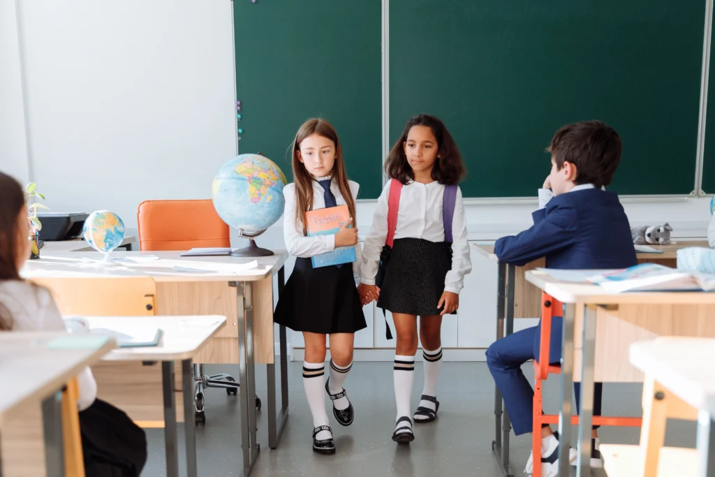 Elevii contestă uniforma obligatorie. Ce arată studiile despre bullying și experiența altor țări