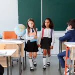 Elevii contestă uniforma obligatorie. Ce arată studiile despre bullying și experiența altor țări