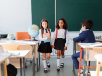 Elevii contestă uniforma obligatorie. Ce arată studiile despre bullying și experiența altor țări