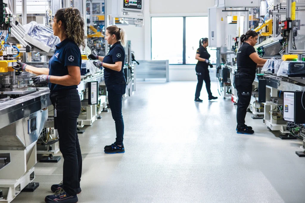 Mercedes le arată angajaților cât de ieftină este producția în România. O oră de muncă la Cugir costă cu 82% mai puțin decât în Germania
