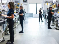 Mercedes le arată angajaților cât de ieftină este producția în România. O oră de muncă la Cugir costă cu 82% mai puțin decât în Germania