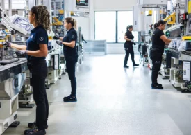 Mercedes le arată angajaților cât de ieftină este producția în România. O oră de muncă la Cugir costă cu 82% mai puțin decât în Germania