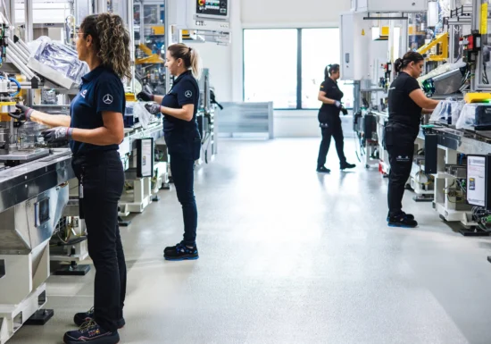 Mercedes le arată angajaților cât de ieftină este producția în România. O oră de muncă la Cugir costă cu 82% mai puțin decât în Germania