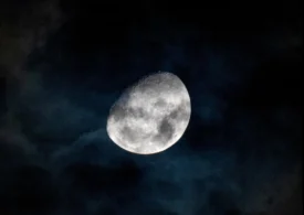 Luna s-ar fi format în doar 5 ore după un impact colosal - Studiu