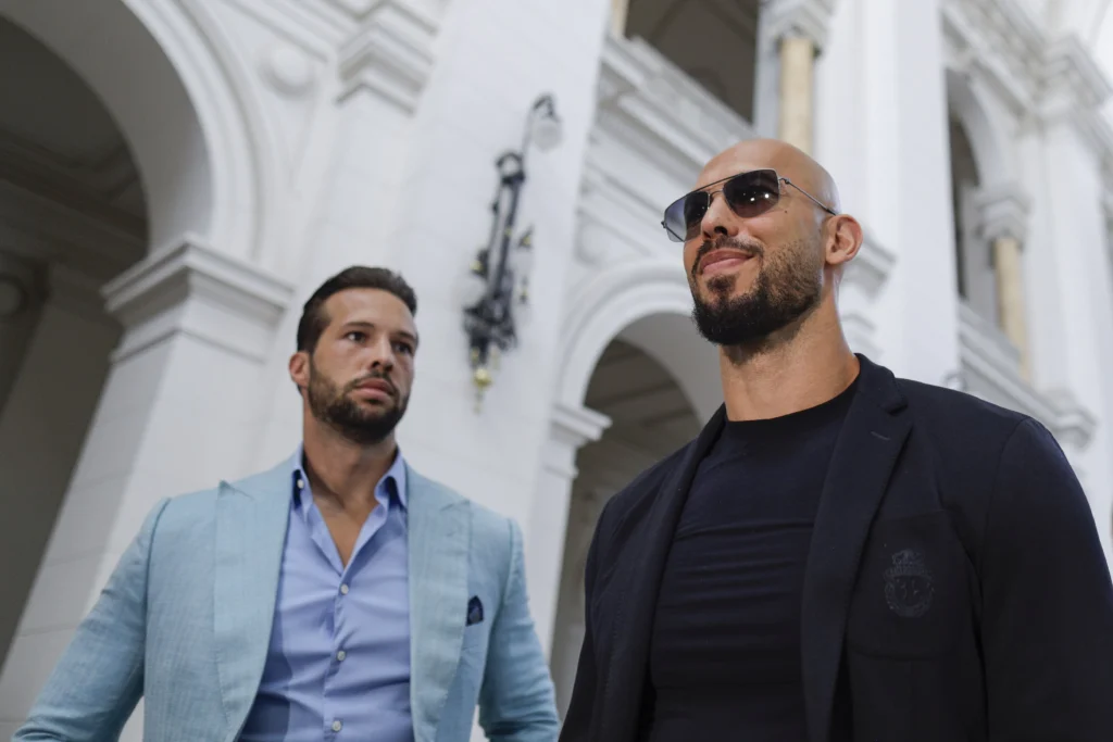Frații Tate, trimiși în judecată într-un nou dosar. O fată recrutată la 15 ani prin metoda „loverboy” le-ar fi adus 1,3 milioane de dolari