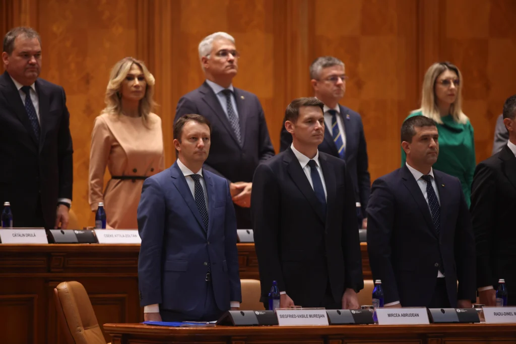Guvernul Mureșan, respins categoric de Parlament: I-au lipsit mai bine de 50 de voturi (Foto & Video)