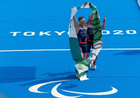Și-a pierdut vederea pe front, dar a găsit un nou drum în sport: Povestea lui Brad Snyder, cel care a învățat să înoate din nou în întuneric