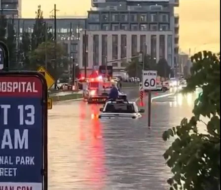 Toronto, lovit de „furtuna secolului”: peste 100 l/mp, grindină cât o minge de tenis și oameni luați de vânt (Video)