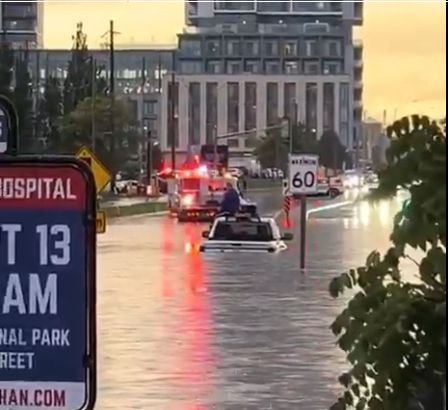 Toronto, lovit de „furtuna secolului”: peste 100 l/mp, grindină cât o minge de tenis și oameni luați de vânt (Video)