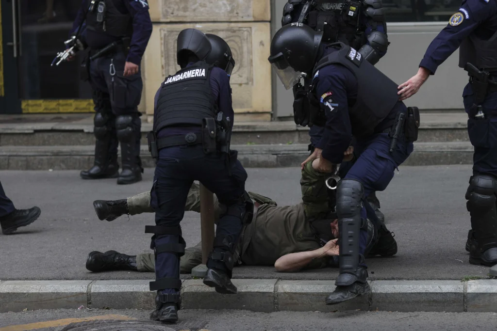 Violențe în Piața Victoriei: 47 de persoane duse la audieri. Un bărbat care avea asupra sa un cuțit de 20 de centimetri, reținut