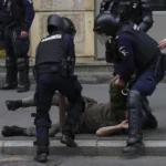 Violențe în Piața Victoriei: 47 de persoane duse la audieri. Un bărbat care avea asupra sa un cuțit de 20 de centimetri, reținut