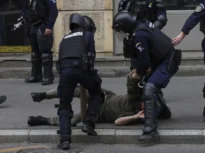 Violențe în Piața Victoriei: 47 de persoane duse la audieri. Un bărbat care avea asupra sa un cuțit de 20 de centimetri, reținut