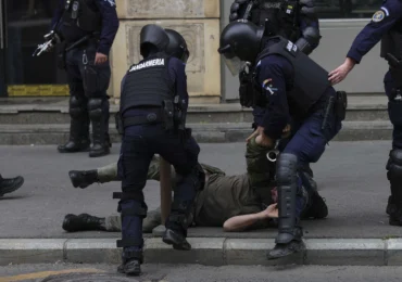 Violențe în Piața Victoriei: 47 de persoane duse la audieri. Un bărbat care avea asupra sa un cuțit de 20 de centimetri, reținut