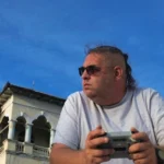 A murit jurnalistul Patrick André de Hillerin, unul dintre fondatorii Academiei Cațavencu