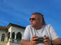 A murit jurnalistul Patrick André de Hillerin, unul dintre fondatorii Academiei Cațavencu