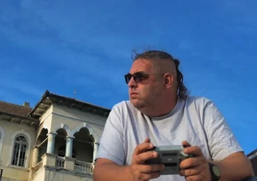 A murit jurnalistul Patrick André de Hillerin, unul dintre fondatorii Academiei Cațavencu