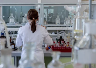 Un medicament de plămâni creat cu ajutorul AI a produs un efect neașteptat: Pacienții păreau biologic mai tineri