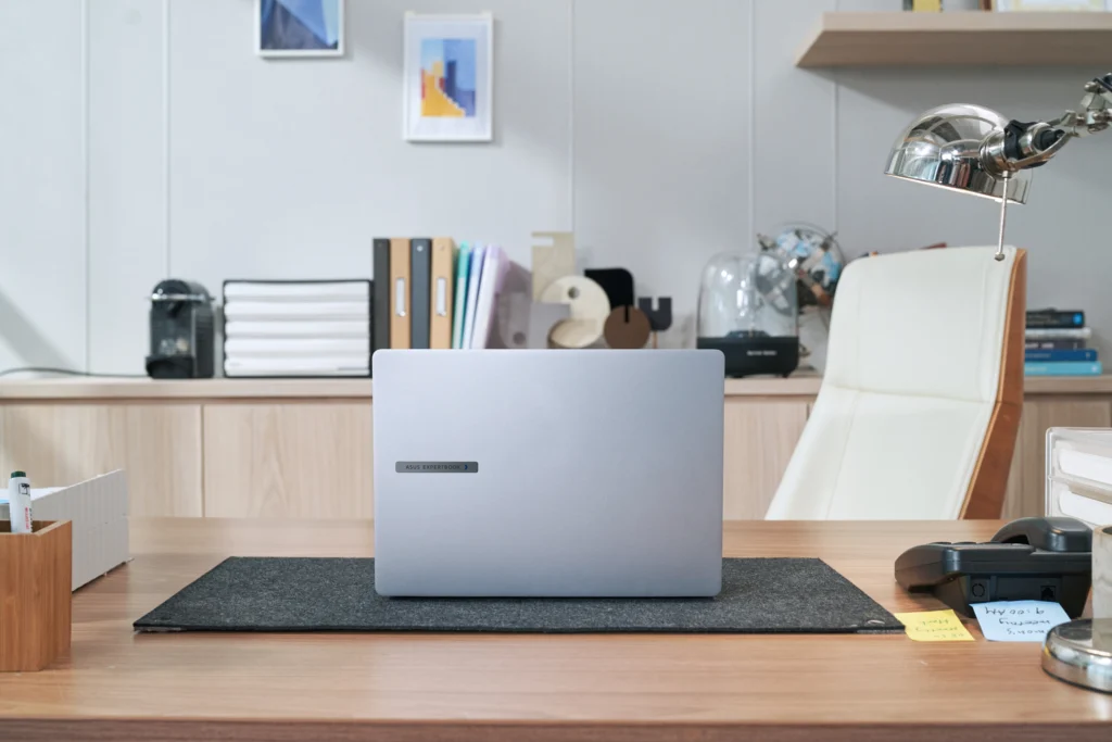 laptop ASUS birou