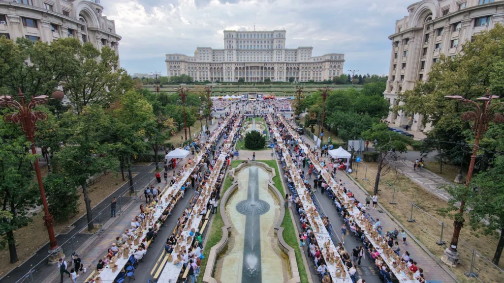 Bucureștiul a intrat în Cartea Recordurilor cu cea mai lungă masă din lume. Ciucu: A fost o mare sufragerie în Piața Constituției (Foto))