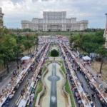 Bucureștiul a intrat în Cartea Recordurilor cu cea mai lungă masă din lume. Ciucu: A fost o mare sufragerie în Piața Constituției (Foto))