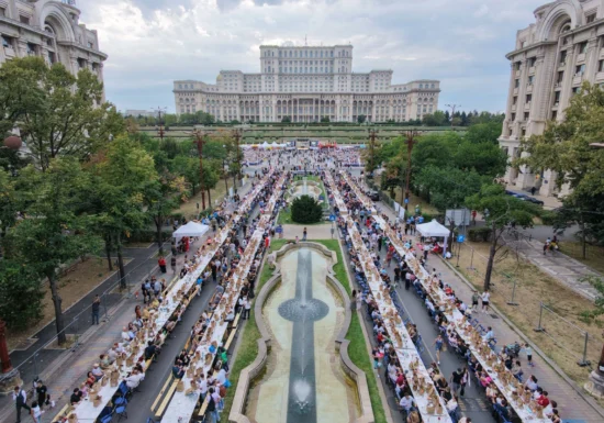 Bucureștiul a intrat în Cartea Recordurilor cu cea mai lungă masă din lume. Ciucu: A fost o mare sufragerie în Piața Constituției (Foto))